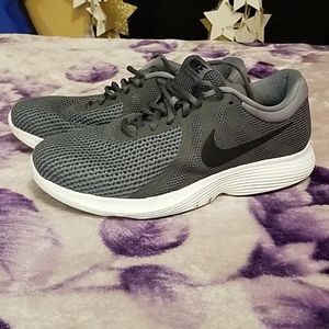 Men's tennis shoes